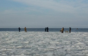 Под Запорожьем унесло льдину с 12 рыбаками