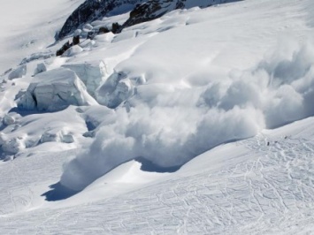 Из-за снегопада в Закарпатье произошел сход двух лавин
