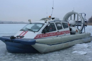 Вблизи Киевской ГЭС шестерых рыбаков унесло на льдине