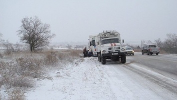 На крымских дорогах в снегу застряли автобус, "скорая" и легковые авто