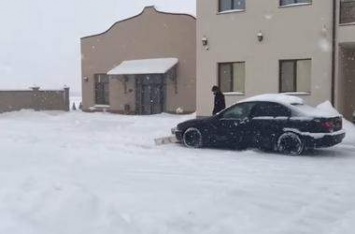 В Закарпатье седана BMW приспособили для уборки снега
