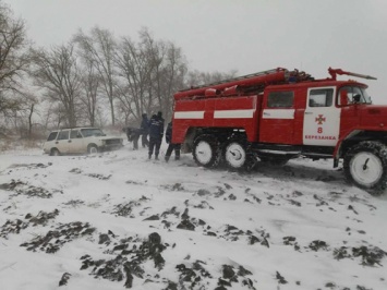 На Николаевщине спасатели уже вытянули три автомобиля из снежных ловушек