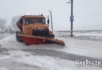 «Киевскую трассу» в Николаевской области убирает 14 единиц техники