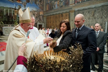 Папа Франциск крестит детей: трансляция из Сикстинской капеллы