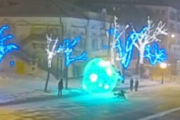 Появилось видео, как хулиганы ломают новогодний шар на Дерибасовской (ФОТО)