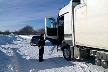 В Херсонской области спасатели за сутки вытащили из снежных заносов 65 автомобилей