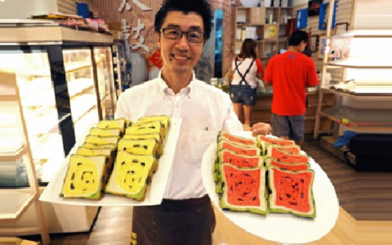 Тайваньские кулинары придумали хлеб в виде арбуза