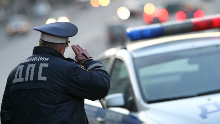 В Хакасии машина автоинспектора закрыла детей от столкновения с вылетевшим на "встречку" лихачом