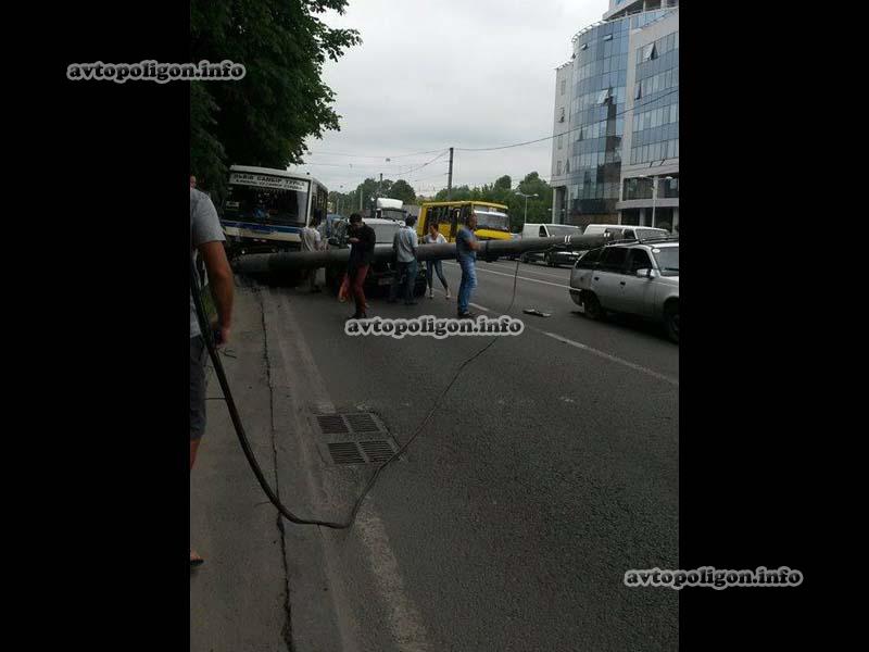 ДТП во Львове: маршрутка сбила столб, опрокинув его на два автомобиля. ФОТО
