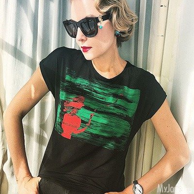 Рената Литвинова представила коллекцию дизайнерских футболок собственного производства