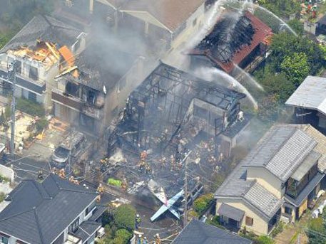 В Японии на дом упал самолет, есть жертвы