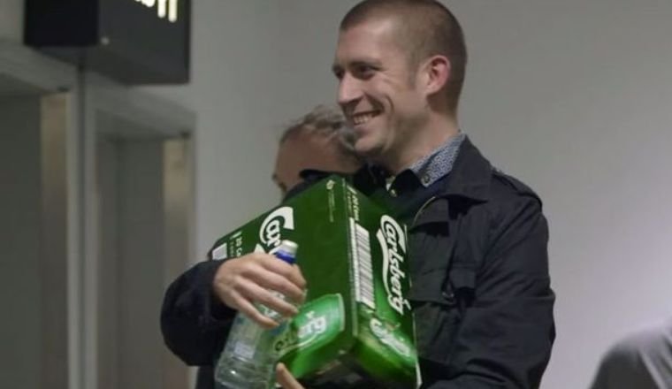 В аэропорту Лондона клиентам дарили ящики пива