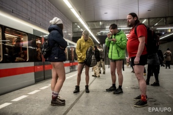 Участники всемирного флешмоба проехались в метро без штанов
