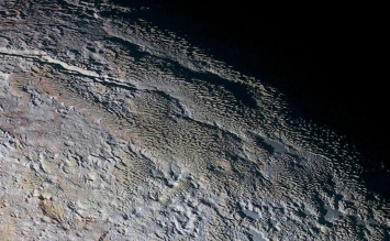 NASA опубликовала снимок ледяной горы на Плутоне