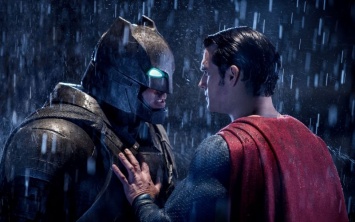 "Бэтмен против Супермена" и "Кредо убийцы" номинированы на звание худшего фильма года