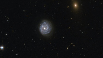 "Хаббл" получил фотографии черной дыры, нарушающей законы физики