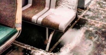 По Киеву ездит троллейбус со снегом в салоне?