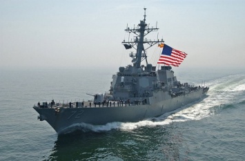 В Ормузском проливе американский эсминец обстрелял иранские катера
