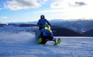 Видео: Льюис Хэмилтон катается на снегоходе