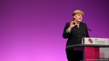 Меркель обещает срочные меры после теракта в Берлине