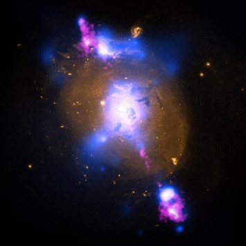 "Хаббл" заснял светящуюся черную дыру, нарушающую законы физики