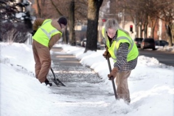 Глава Севастополя поручил лучше убирать тротуары от снега и наледи