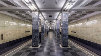 Упавший на рельсы пассажир приостановил работу красной линии московского метро