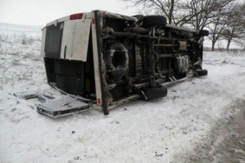 В Запорожской области перевернулся микроавтобус с пассажирами, есть пострадавшие