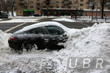 Снегоуборочная техника "закопала" в Киеве дорогой автомобиль