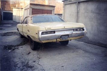 Печальное зрелище: заброшенный Chrysler 1970-х годов возле украинских гаражей