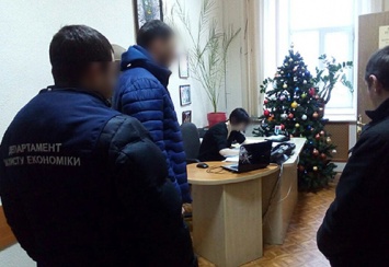 Харьковские чиновники задержаны на взятке в 30 тыс грн