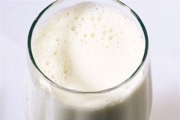 Ученые: Жирное молоко полезней для похудения, чем обезжиренное