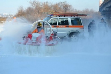Николаевские спасатели учили «рыболовов» правилам безопасного поведения на льду (ФОТО)