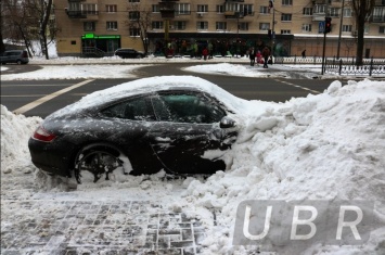 В Киеве обнаружили Porsche 911 под снежным сугробом