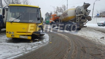 Скользкая дорога: в Киеве бетономешалка врезалась в маршрутку