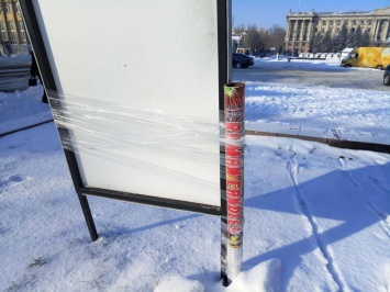 В центре Николаева неизвестные прицепили фейерверки на табличке Майдана
