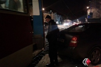 В Николаеве не правильно припаркованный автомобиль помешал проехать трамваю (ВИДЕО)