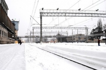 Железнодорожники тоннами вывозят снег с путей. Пассажирские поезда отправляются и прибывают по графику (ФОТО)