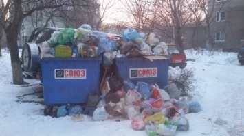Во дворах на одесских Черемушках выросли горы мусора