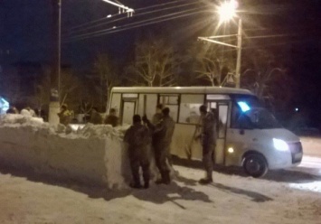 В Житомире будущие десантники строили автобусную остановку из снега?