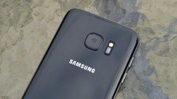 Samsung "засветила" голосовой ассистент Bixby и платежный сервис Samsung Pay mini