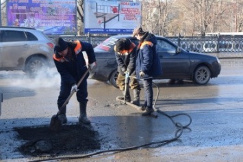 Ямы на дорогах Симферополя обещают "залатать" за две недели - работы будут проводиться ночью