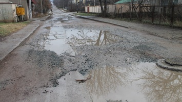 Разрушенные снегом дороги в Симферополе залатают временно - до весны