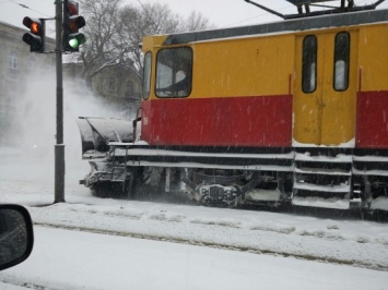 Одесситов просят не оставлять машины на дорогах: работает снегоуборочная спецтехника