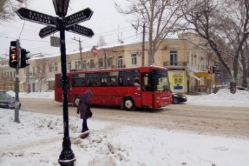 На рассвете Одессу стало заметать снегом сильнее (ФОТО)