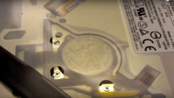 Эксперты нашли объяснение загадочным монетам внутри MacBook