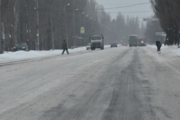 Черниговские власти уверяют, что чистят дороги от снега круглосуточно. Черниговцы не верят