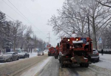Дороги в Одессе чистят шесть колонн снегоуборочной техники, - мэрия
