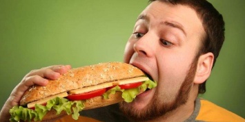 Ученые нашли причину усиленного аппетита после попойки