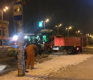 Без передышки: коммунальщики чистят запорожские улицы от снега